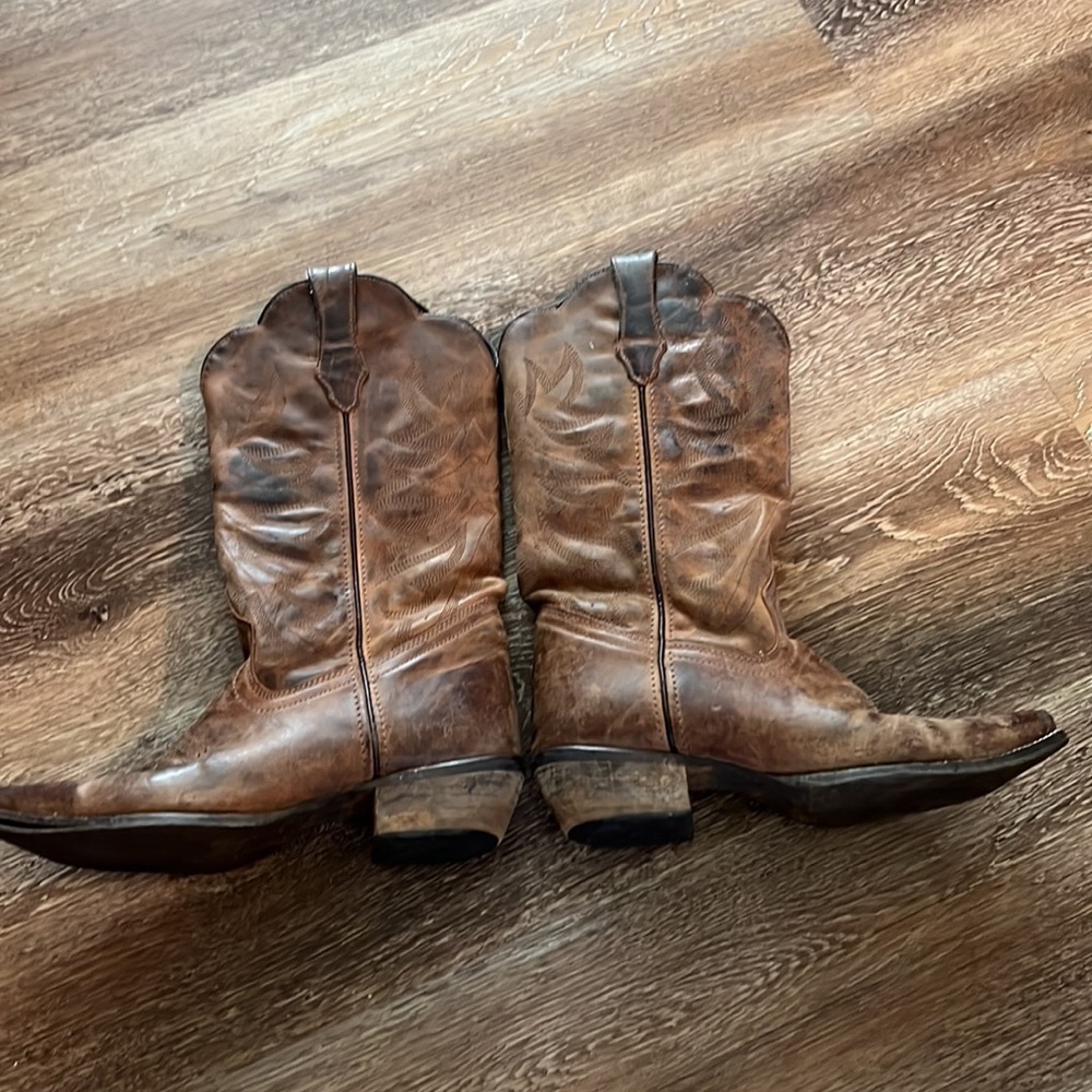 Pre-loved cowgirl boots. Size 7.5​​​​​​​​ - Picture 2 of 5
